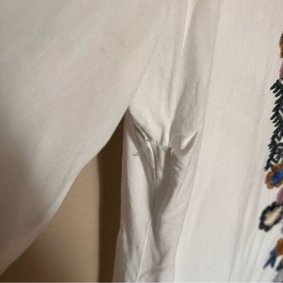 Solitaire White Tunic with Multicolor Embroidery and Tab Sleeves Size Medium - Picture 7 of 12